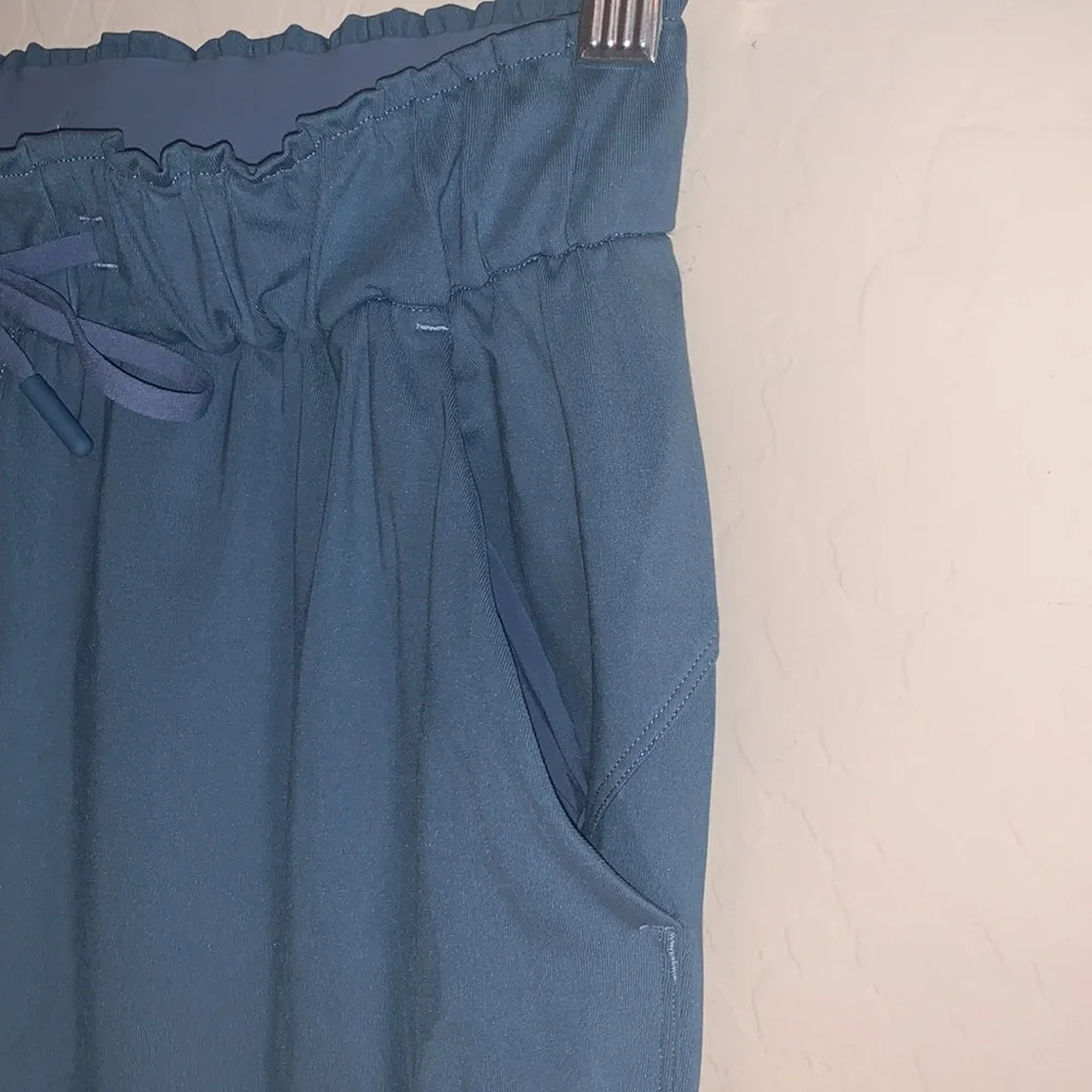 LULULEMON BRAND NEW SIZE 4 GORGEOUS JOGGERS